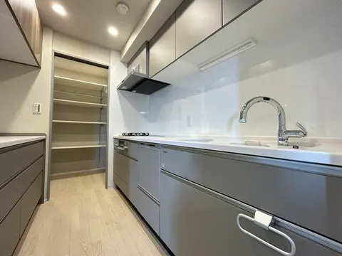Condo in Fukuoka City, view 4