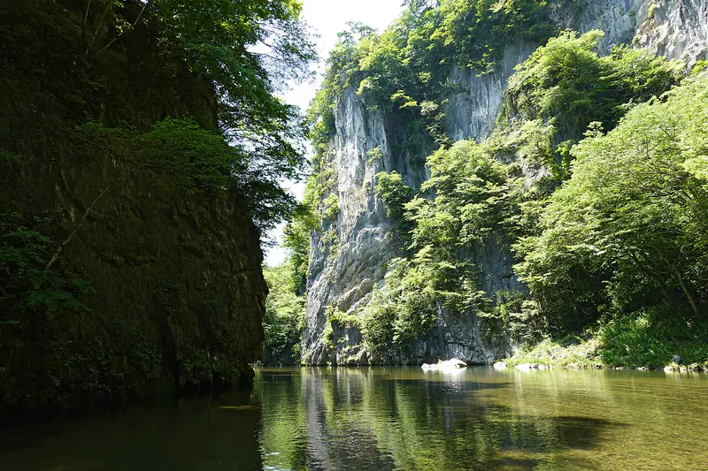 Boat ride through the towering cliffs of Geibikei Gorge in Ichinoseki, Iwate Prefecture
