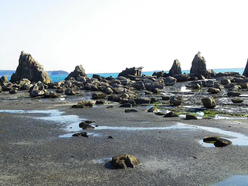 The Hashigui-iwa rock formation reaching into the sea at Kushimoto, Wakayama
