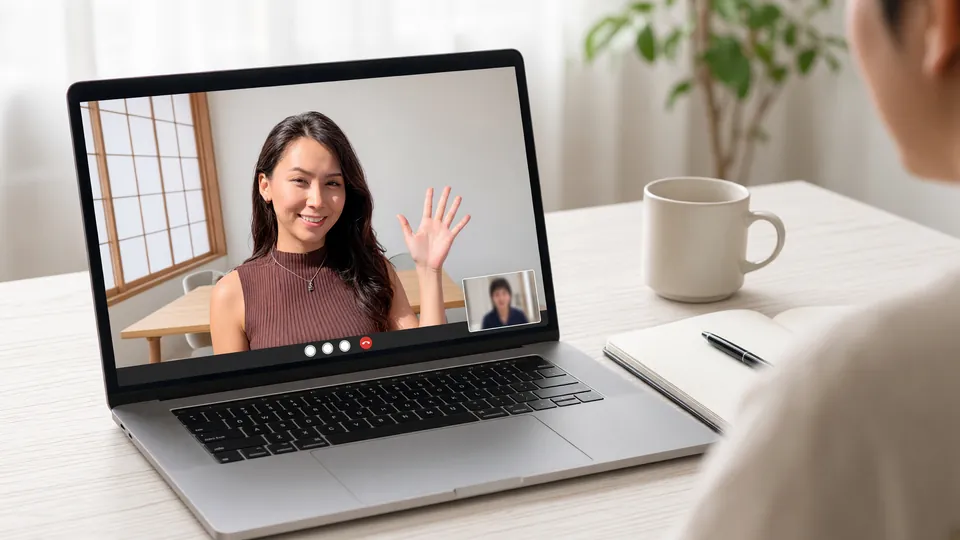 Lynn from the AkiyaHub advisory team on a video call with a buyer